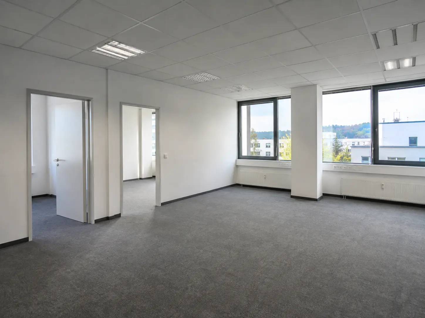 Leere Bürofläche mit Fensterband und Teppichboden in einem Gewerbeobjekt in Frankfurt am Main