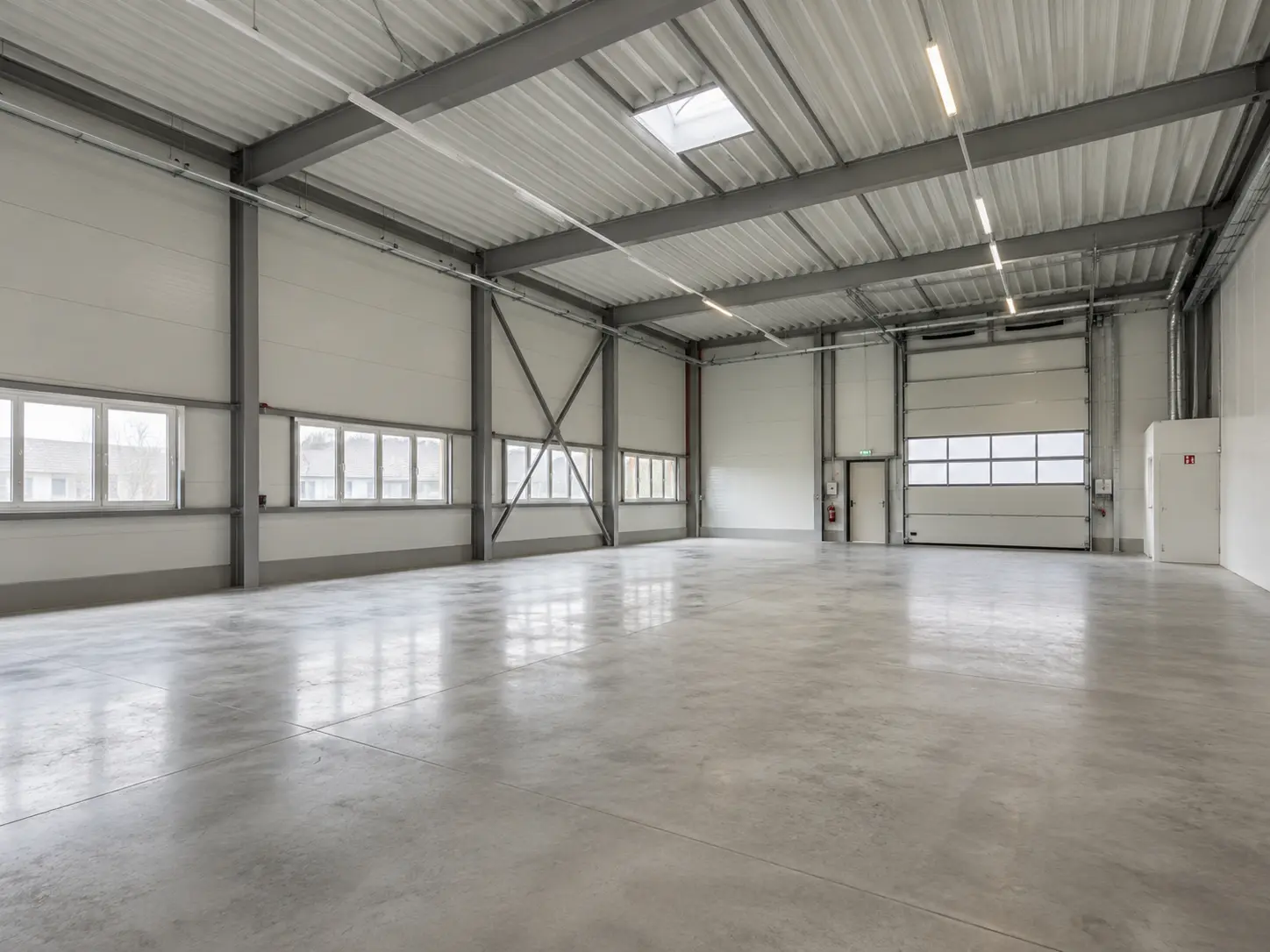 Große Gewerbehalle mit Sektionaltor, Stahlkonstruktion und Betonboden im Rhein-Main-Gebiet