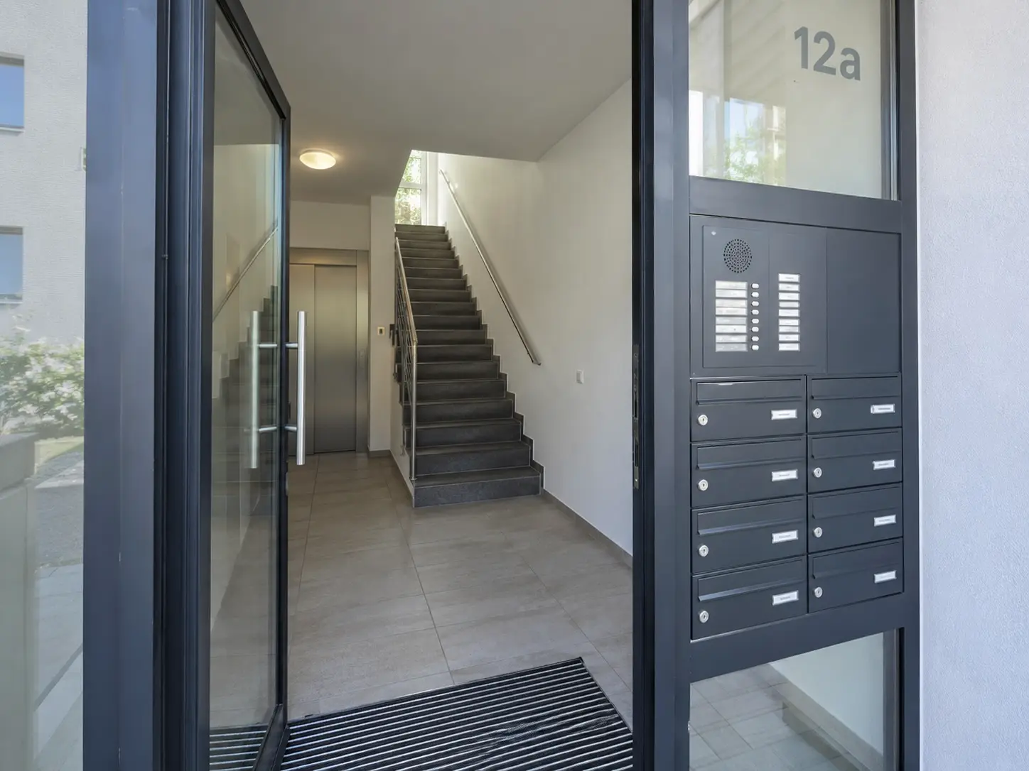 Offener Hauseingang mit Briefkastenanlage und Blick in das Treppenhaus eines Mehrfamilienhauses in Frankfurt am Main