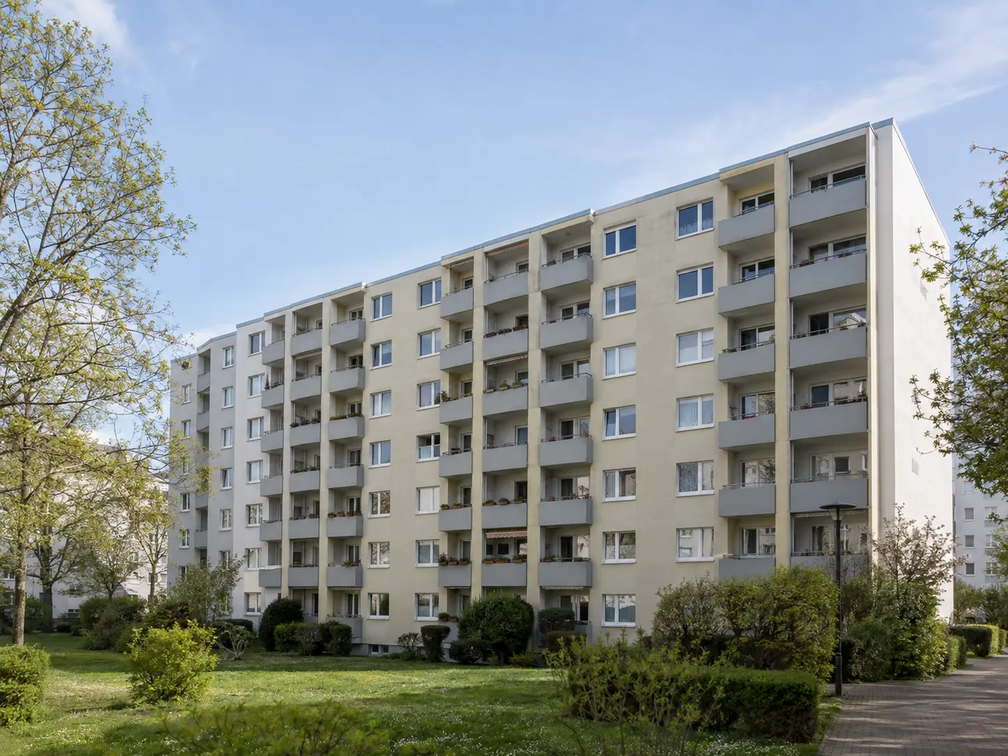Wohnanlage aus mehreren Mehrfamilienhäusern mit Balkonen und Rasenfläche in Frankfurt am Main