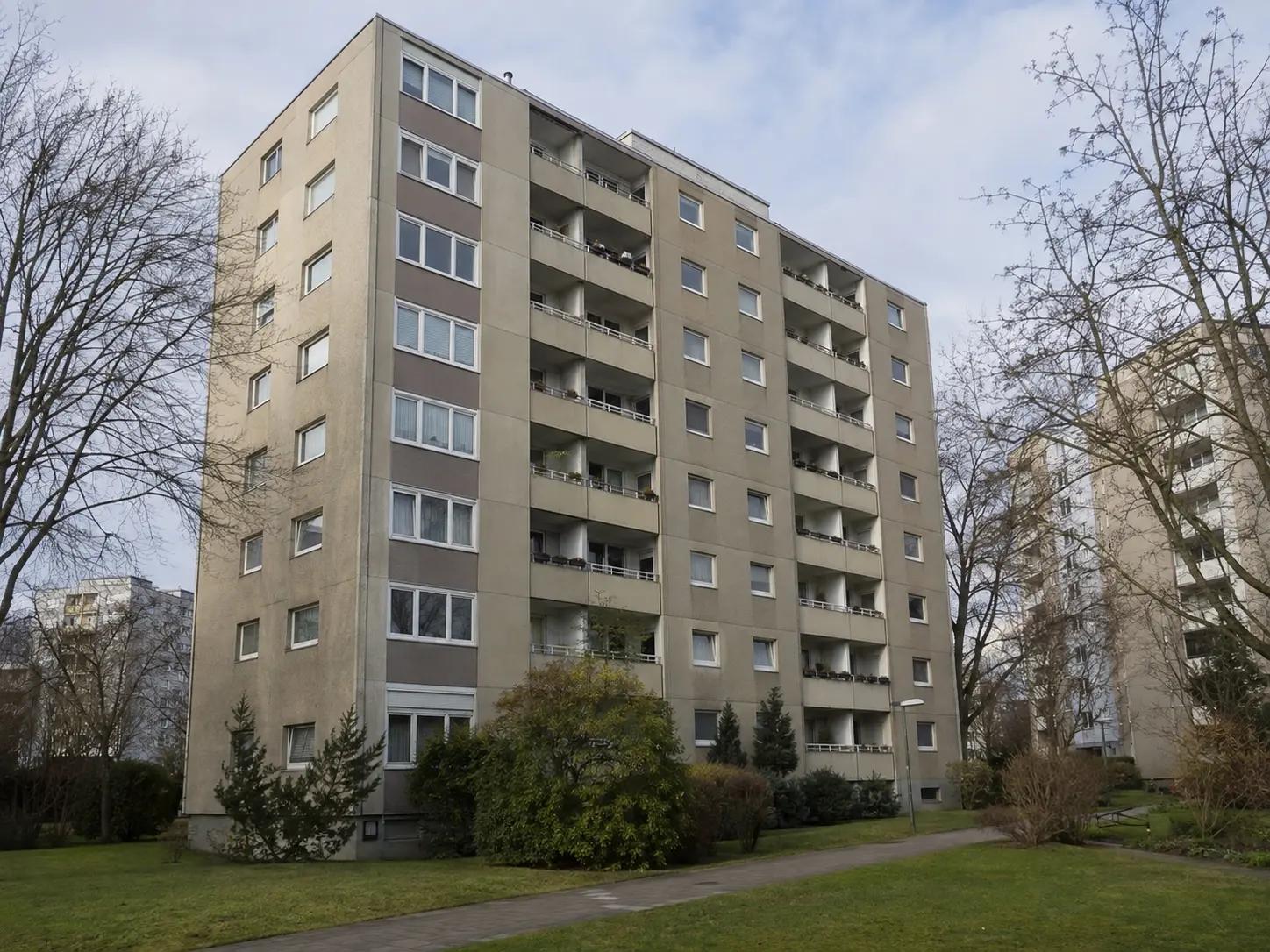 Wohnblock aus dem Bestand mit Balkonen bei der Besichtigung vor Vertragsbeginn in Frankfurt am Main